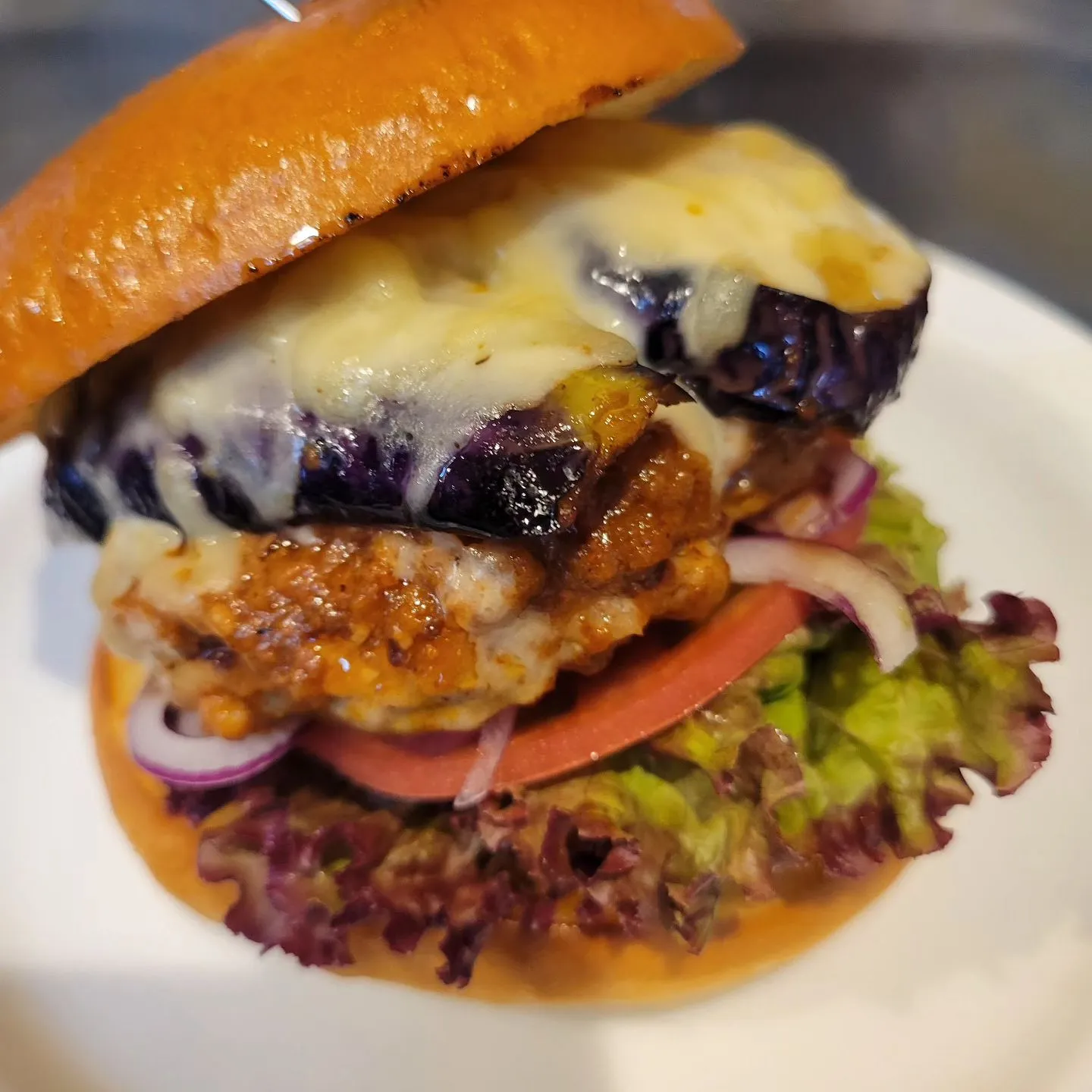 秋ナスとチーズのミートソースバーガー